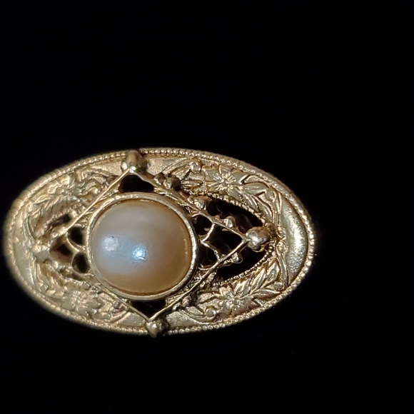 Oval Gold Tone Filigree Faux Pearl Brooch Pin - Picture 5 of 8